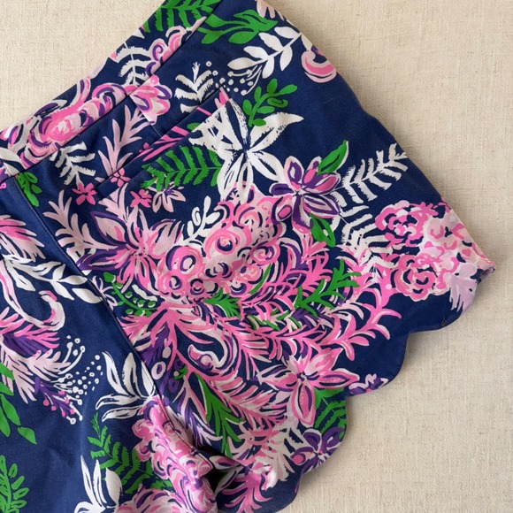Lilly Pulitzer Buttercup Scallop Hem Shorts Navy Blue Floral Print Women Size 12 - Picture 11 of 12